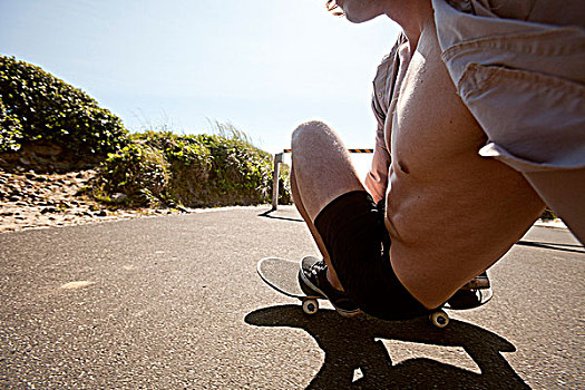 男青年,蹲,位置,骑,滑板,靠近,海滩,俄勒冈,美国