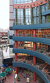 福冈博多运河城占地面积约35,000平方米,聚集了购物街,电影院,娱乐设施,大酒店,秀场,写字楼等各种营业店铺,在排列着曲线优美,色彩艳丽的建筑群中央,约180米长的运河缓缓流淌
