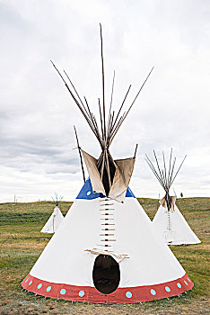圆锥形帐篷,山坡,棕褐色,蒙大拿,美国