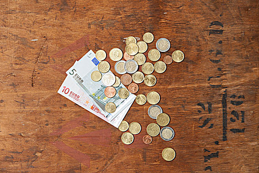 欧元硬币,钞票,桌上
