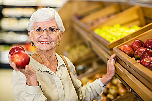 老年,女人,挑选,室外,红苹果,超市