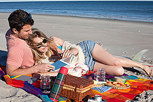 情侣,分享,野餐,海滩,微风,皇后区,纽约,美国