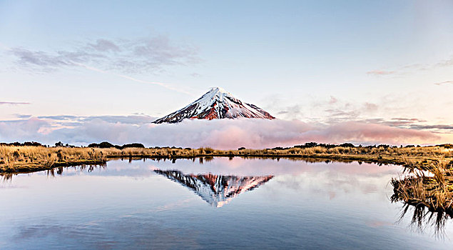 反射,山中小湖,层状火山,塔拉纳基,日落,艾格蒙特国家公园,北岛,新西兰,大洋洲