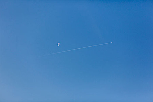 与半月飞机在湛蓝的天空背景,复合材料