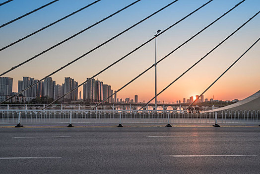 秋季中国抚顺夕阳下的跨河大桥道路