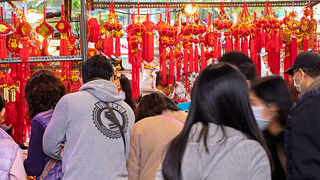 中国年年货大街上人们挑选着春节布置用的饰品