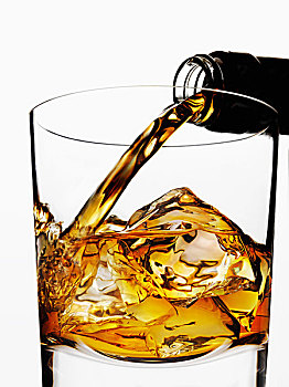 威士忌酒,倒入,玻璃杯,冰