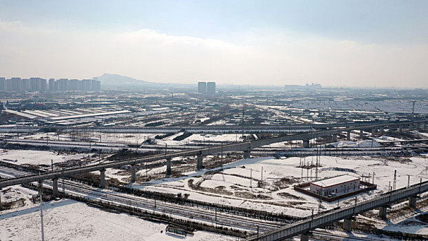 山东省日照市,航拍雪后的高铁春运,一路坦途回家过年