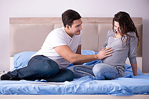 年轻家庭,怀孕,妻子,期待,婴儿,床上
