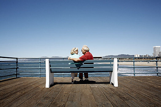 坐,夫妇,公园长椅,圣莫尼卡码头,加利福尼亚,美国