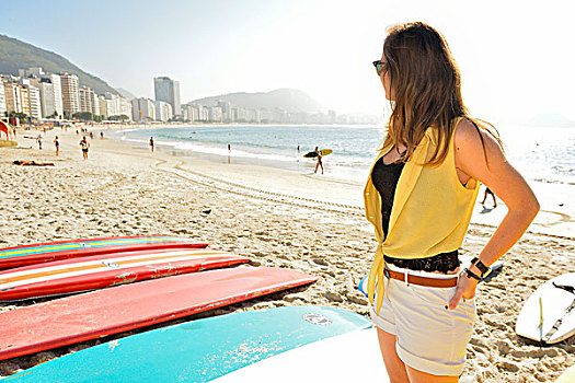 女孩,冲浪板,科巴卡巴纳海滩,里约热内卢,巴西,南美