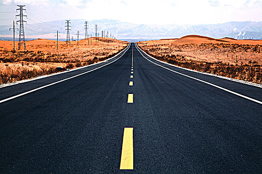 公路穿越沙漠