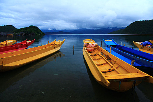 泸沽湖上的小木船
