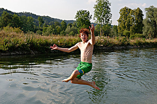 少男,跳跃,河,上巴伐利亚,巴伐利亚,德国,欧洲