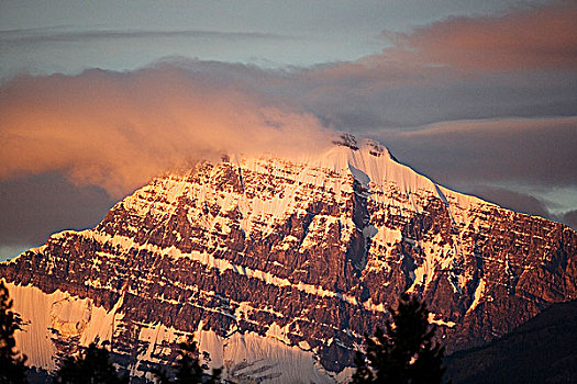 黎明,顶峰,伊迪斯卡维尔山,碧玉国家公园,艾伯塔省,加拿大