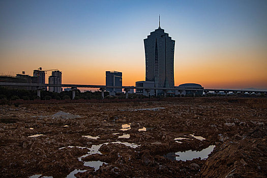日落余晖中正在建设的桂林新城