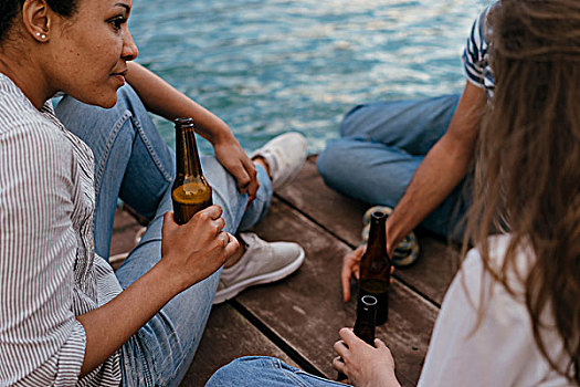 三个,朋友,放松,码头,拿着,瓶子,啤酒