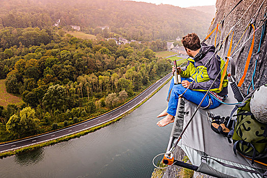 男青年,攀岩者,坐,岩石,高处,河,默兹河,比利时,俯视图