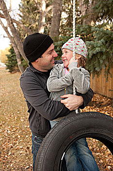 父亲,搂抱,女儿,轮胎秋千