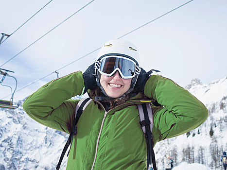 美女,滑雪,戴着,头盔,滑雪护目镜,雪中,遮盖,风景,头像,皮埃蒙特区,意大利