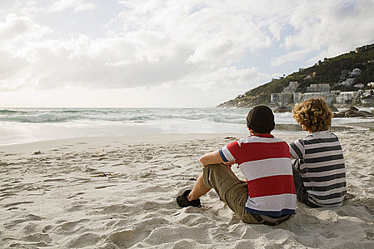 两个男孩,坐,海滩