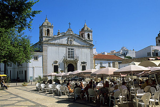 葡萄牙,阿尔加维,拉各斯,街边咖啡厅,圣玛丽亚教堂