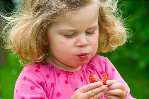 小女孩,吃,草莓