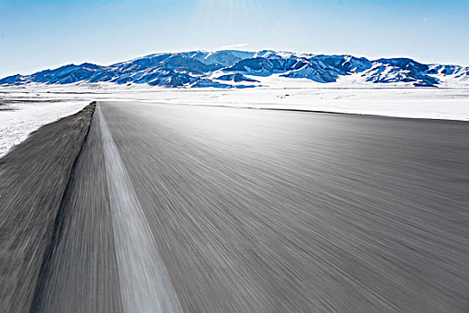 冬天雪山背景路面风光