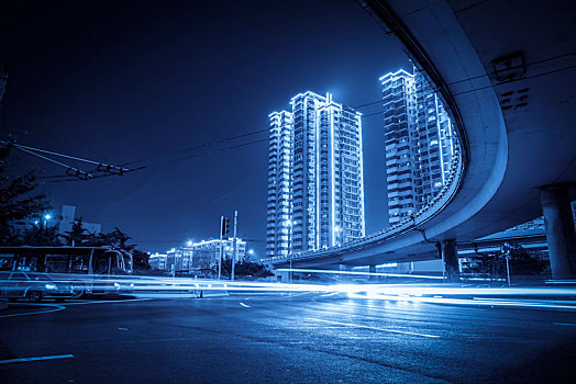 青岛城市夜景和模糊的车灯