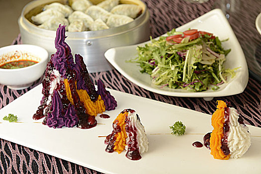 西安饭庄,用紫薯,白薯和蓝莓酱做的甜品,陕西西安