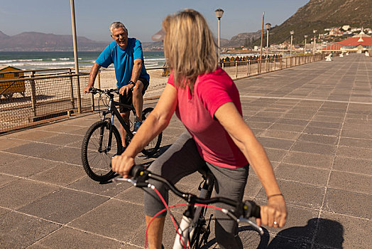 老年,夫妻,骑自行车,散步场所,海滩