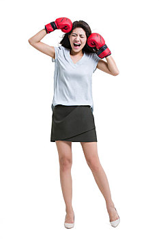 年轻女子戴着拳击手套大喊