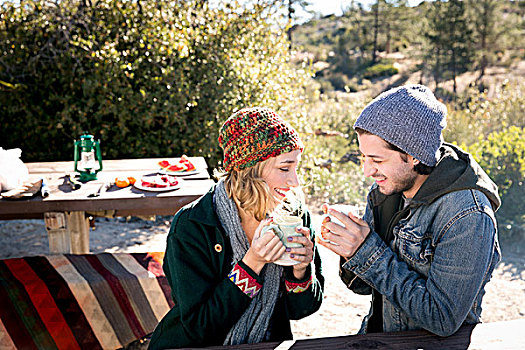 年轻,情侣,乡村,坐,野餐凳,喝咖啡