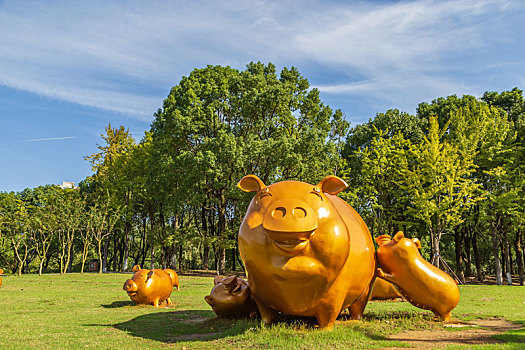 公园里玩耍的小猪雕像特写