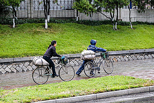 朝鲜人喜欢骑自行车出行成了名副其实的自行车王国