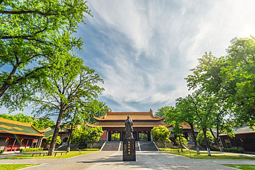 中国江苏南京朝天宫的孔子雕像和大成门古建筑