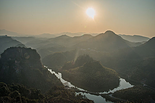 山,丹霞,太阳,蓝天,大气,山脉,驴友,旅行,地质公园,丹霞地貌,灌木,树,草,水潭,素材,平面设计