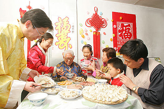 中国春节包饺子