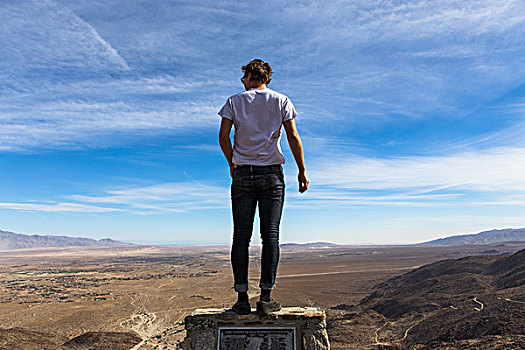 后视图,男青年,向外看,上方,风景,安萨玻里哥沙漠州立公园,加利福尼亚,美国