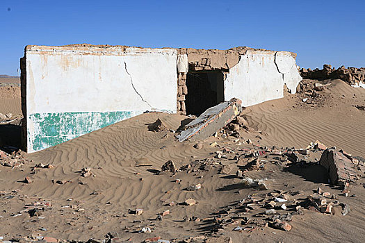 西藏青藏铁路坨坨河段逐渐被风沙侵蚀的废弃房屋