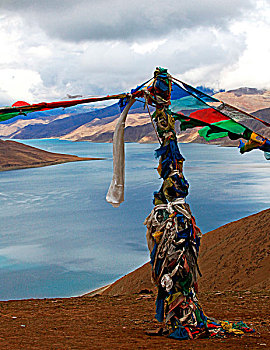 西藏雅鲁藏布江畔的经幡