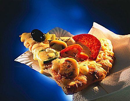 意大利腊肠,蘑菇,比萨饼,纸餐盘