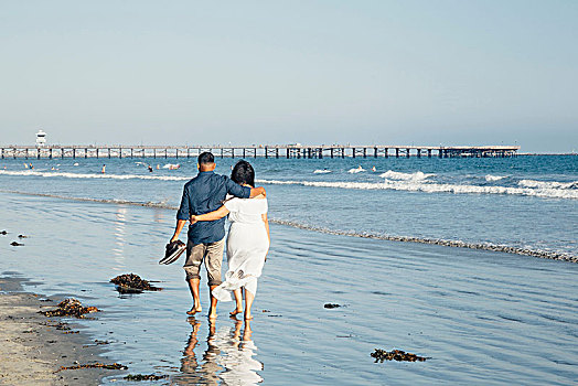情侣,走,海滩,赤足,后视图,加利福尼亚,美国