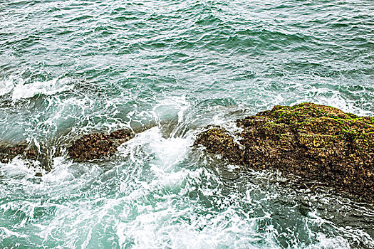 海浪拍打在岩石上