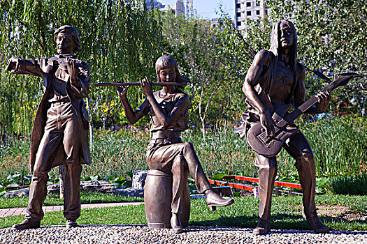 雕塑三个音乐家