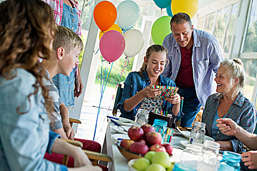 生日派对,农舍,厨房,成年,孩子,汇集,巧克力蛋糕