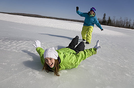 两个女人,滑动,冰湖