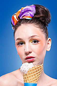蓝色背景下手拿冰淇淋的国外美女