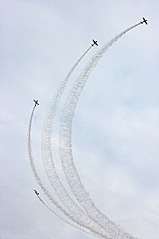 首届重庆大足航展上,英国御风飞行队的双翼飞机在进行特技飞行表演