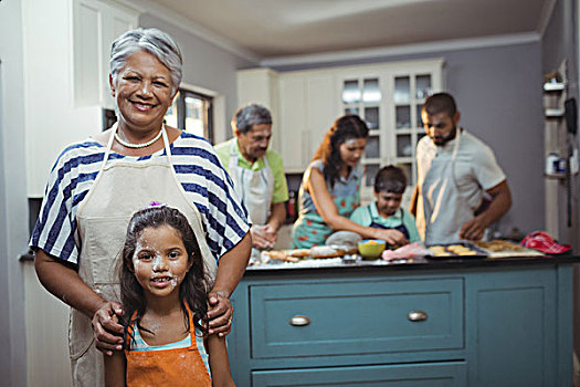 祖母,孙女,看镜头,微笑,家庭,准备,甜点,背景,在家